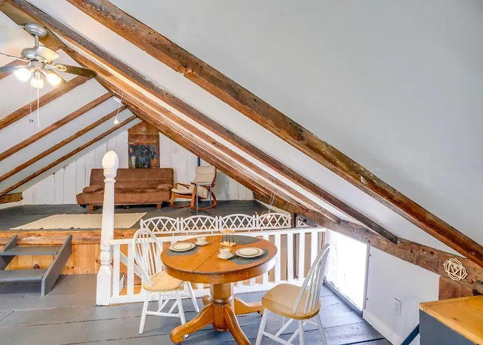 Hike, Fish & Ski: Riverside Barn Loft In Lee