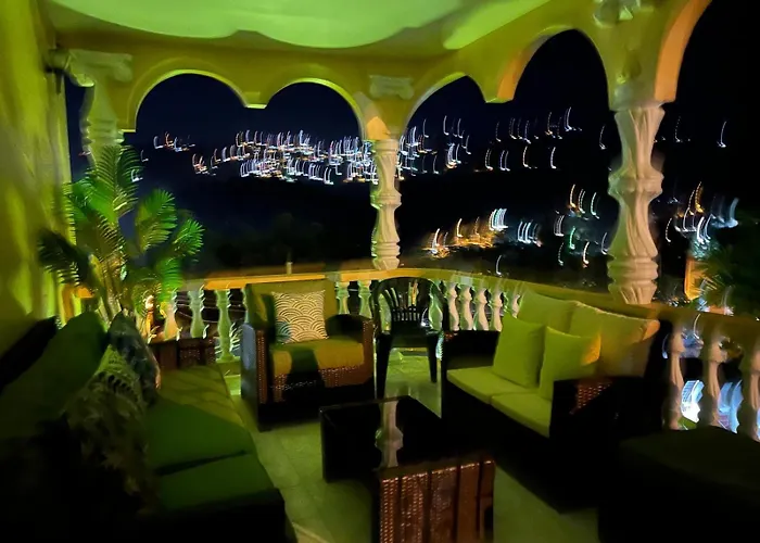 Lynette'S Palace