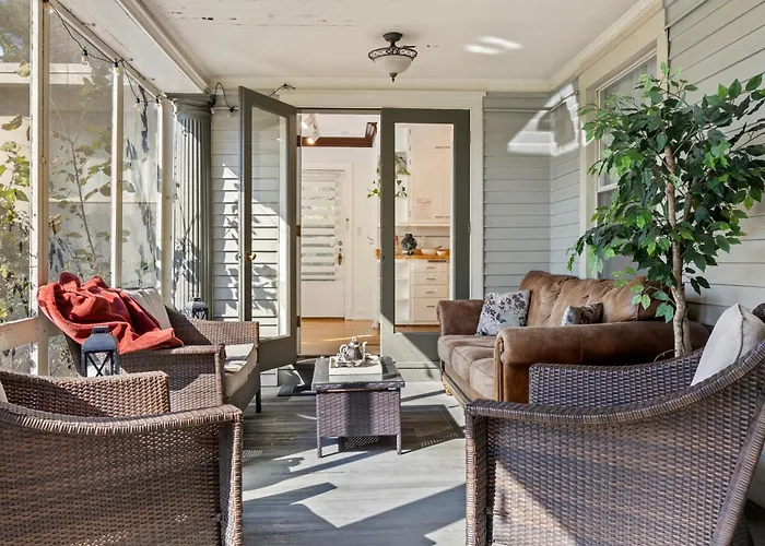 - King Bed - Massive Yard - Fully Equipped Condo