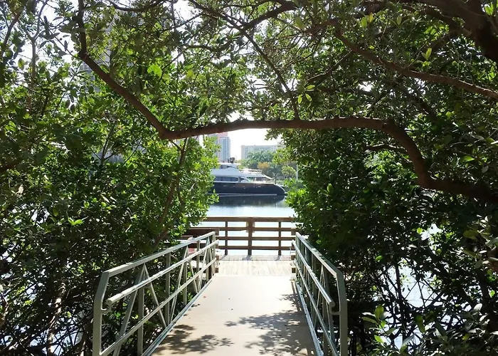 Spacious Condo At The Yacht Club Aventura 6307