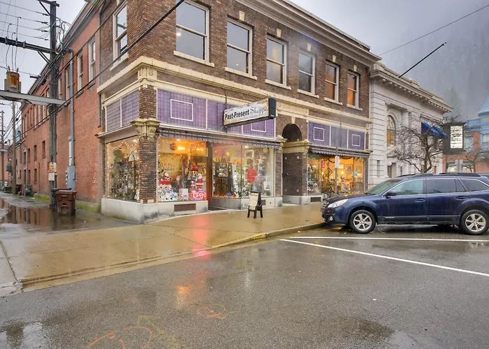 Walkable Studio In The Heart Of Dtwn Wallace!