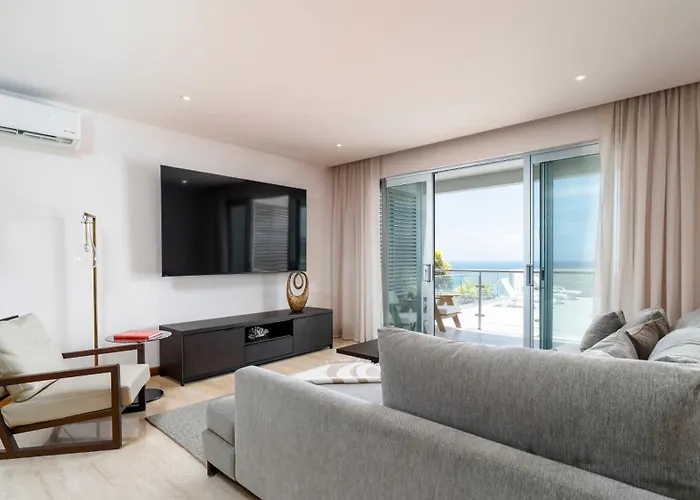 Ruby - 2-Bed Condo With Pool