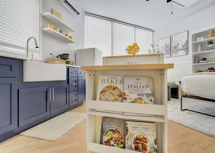 Indigo Cove Modern Studio Near Historic Uptown