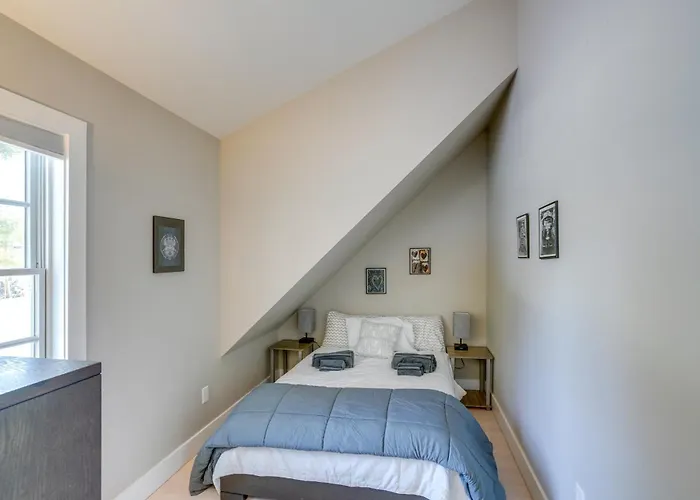 6 Mi To Tanglewood! High-End Lee Apartment