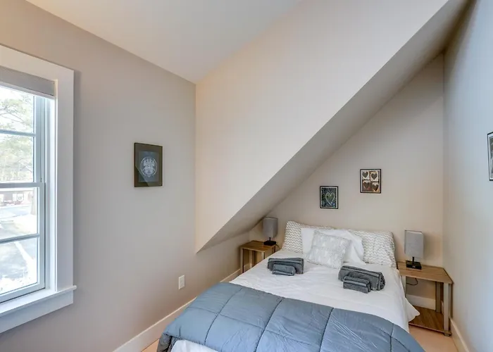 6 Mi To Tanglewood! High-End Lee Apartment