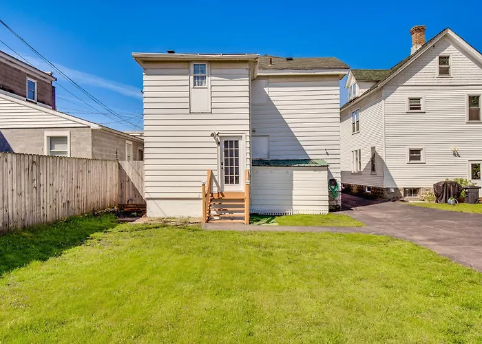 Walk To Lake Ontario & Parks! Lovely Apartment