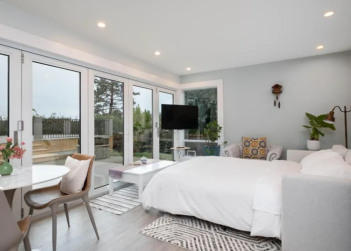 2Br 2Bath Suite - Ocean View Deck - Walk To Beach