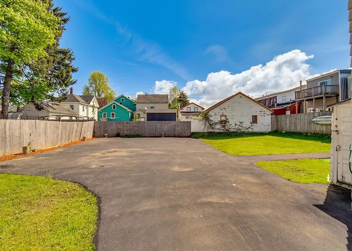 Walk To Lake Ontario & Parks! Lovely Apartment