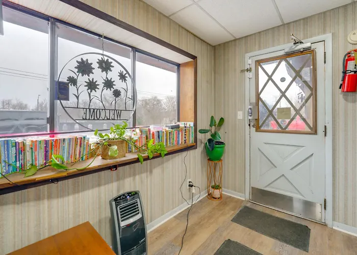 Pet-Friendly Studio Near Pine Knob: Bring Skis!