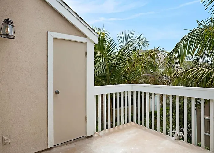 Chic Upstairs Condo Steps From Strands Beach