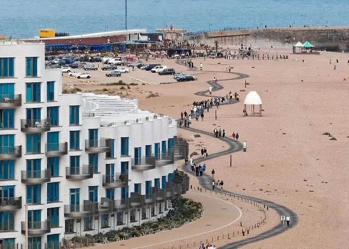 Ocean Whisper - 2 Bedroom Sea Front Apartment
