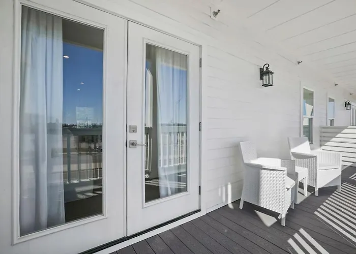 Quiet Harbor Condo-Private Balcony-Relaxing Stay