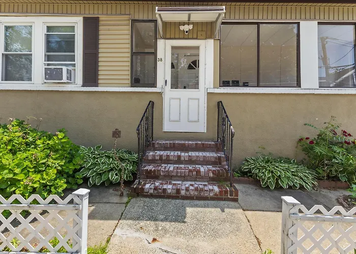 Cozy&Spacious 6Br Home In Newton