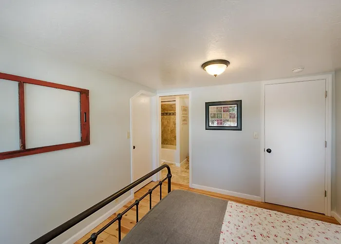 Park Street Cottage - Downtown, Fenced Yard, Hot Tub - Walk To Lake, Restaurants, Bars, & Shopping