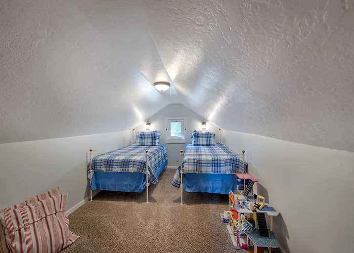 Park Street Cottage - Downtown, Fenced Yard, Hot Tub - Walk To Lake, Restaurants, Bars, & Shopping