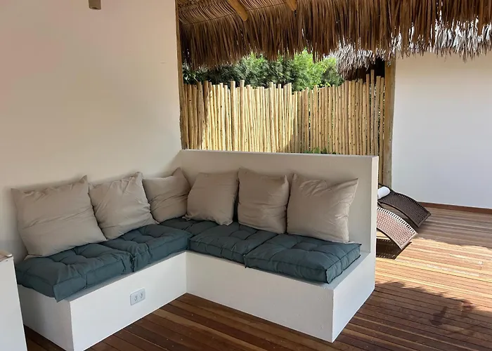Tiki Pool'S Bungalows