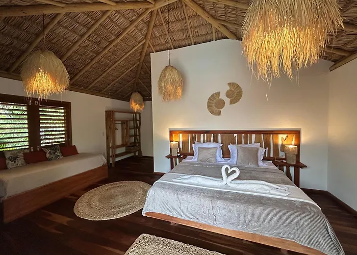 Tiki Pool'S Bungalows