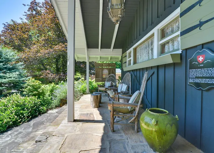 'La Petite Chalet' W/ Blue Ridge Mountain Views!