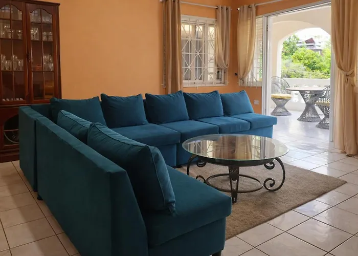 876 Ja Oasis & Homestay - By Kingston Airport
