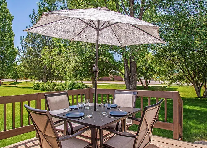 Happy Home - Cozy Retreat With Deck Near Downtown Carbondale