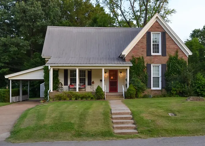 Patio Oasis! Charming 'Ivy Cottage' In Tennessee