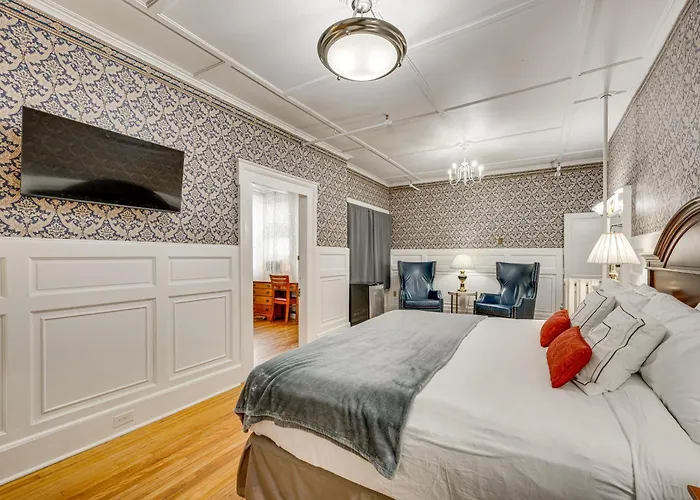 On Historic Main Street: Walkable & Quaint Apt!