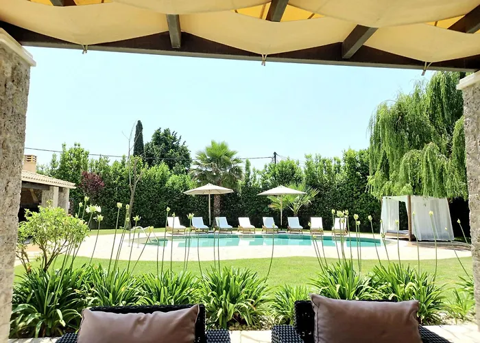 Villa Black White Dassia