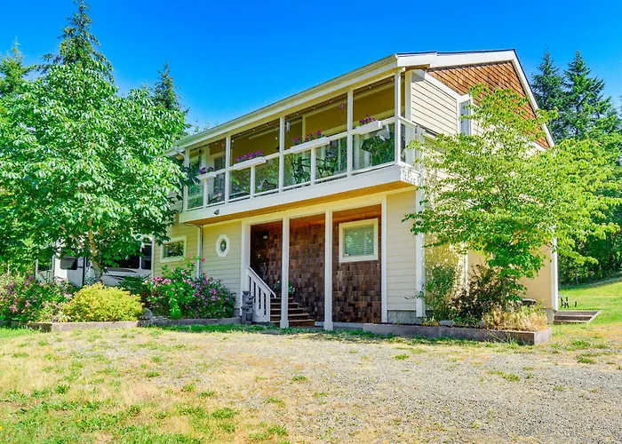 Port Townsend Home: Spacious Yard & Mountain Views