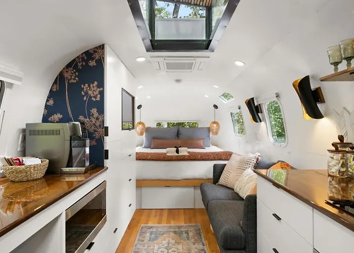 Luxury Airstream W Hot Tub, King Bed, & Grill