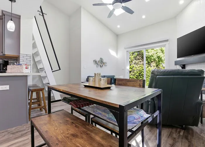 Angie Oasis Yard, Loft & Stocked Kitchen