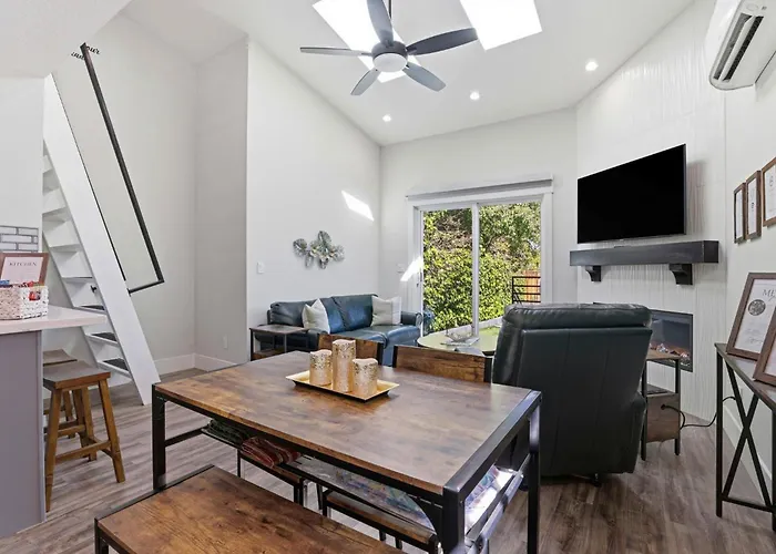 Angie Oasis Yard, Loft & Stocked Kitchen