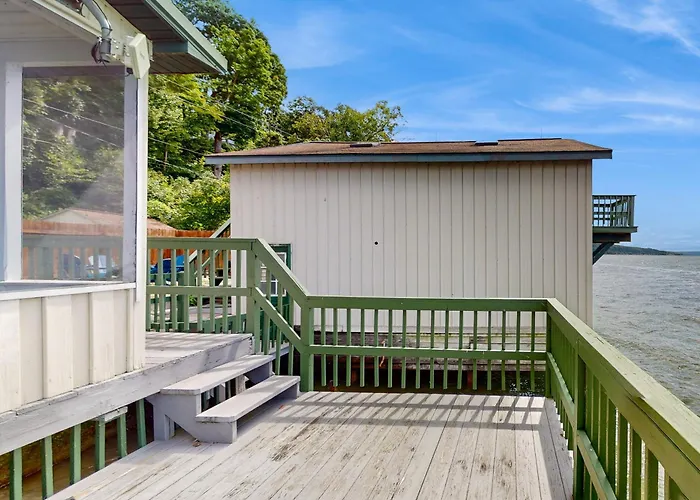 2Br Lakeside Home W/ Dock & Beach In Aurora!