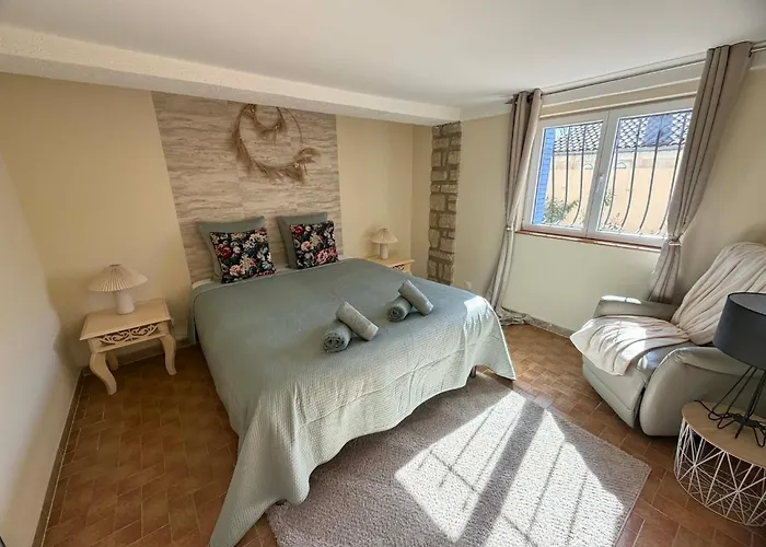 Maisonnette Provencale Les Pensees