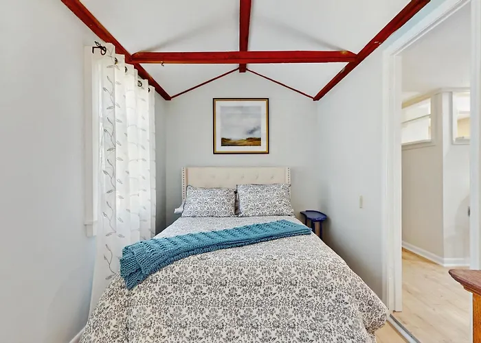 2 Mi To Dowses Beach! Couples Haven In Osterville