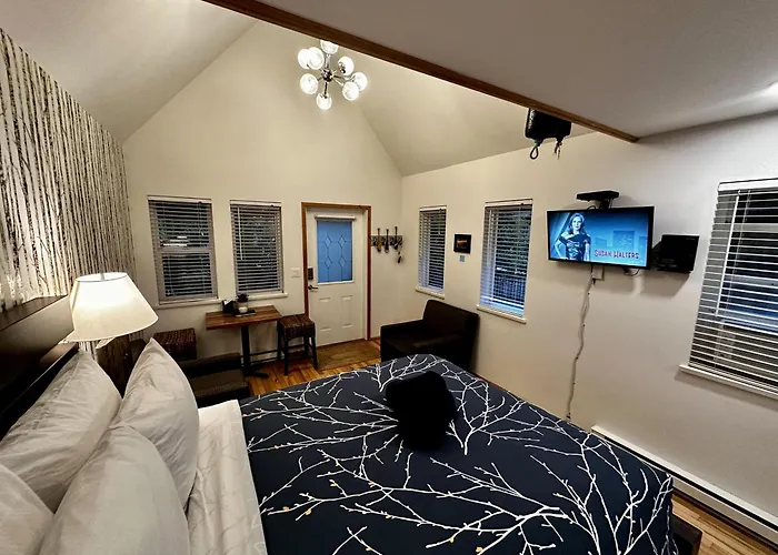 Cozy Cabin Near Walking Trails And Beaches!
