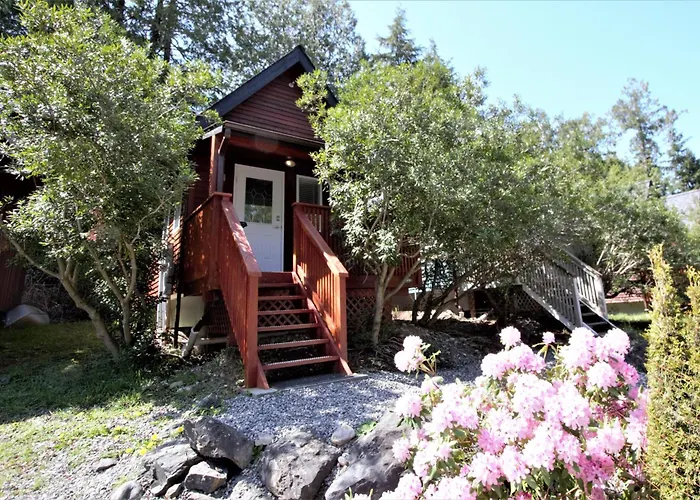 Cozy Cabin Near Walking Trails And Beaches!