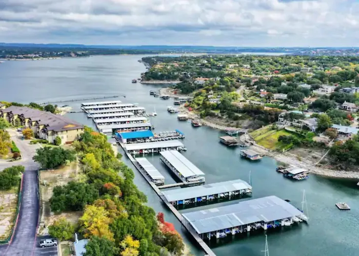 Lakefront Treehouse On Lake Travis Pool & Hot Tub