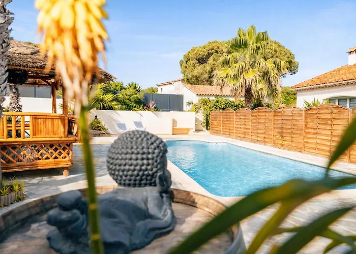 Reve D'Azur: Beachfront Villa with Shared Pool and BBQ Terrace