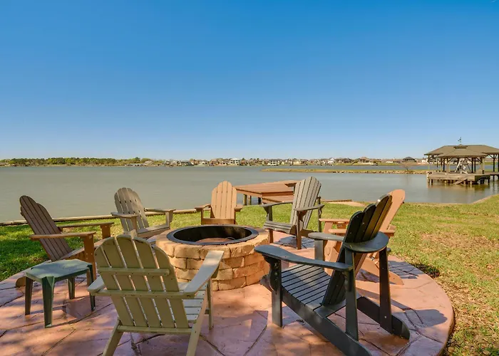 Modern Lake Conroe House W/ Lakefront Park & Deck!