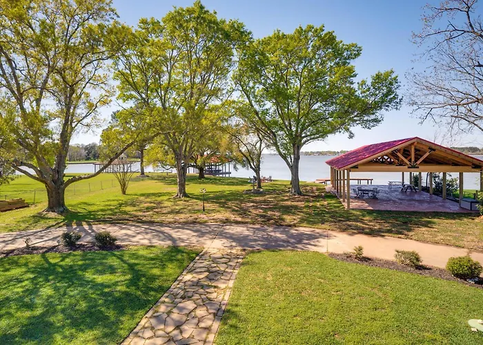 Modern Lake Conroe House W/ Lakefront Park & Deck!