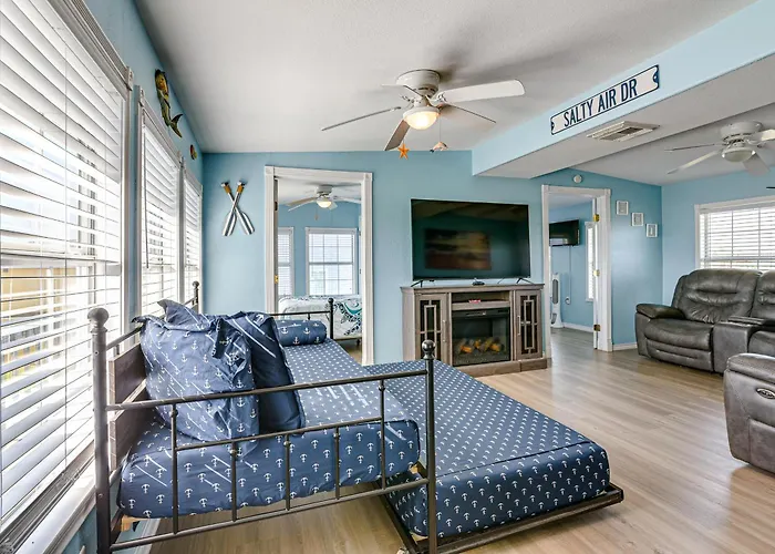 1 Block To Surfside Beach: Home W/ Deck!