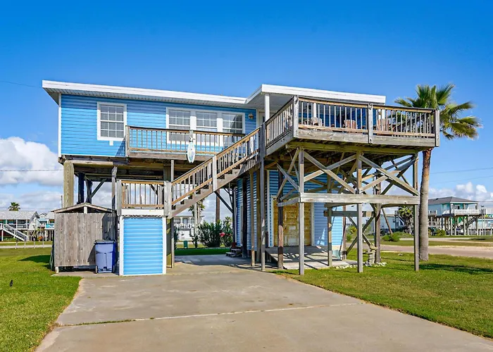 1 Block To Surfside Beach: Home W/ Deck!