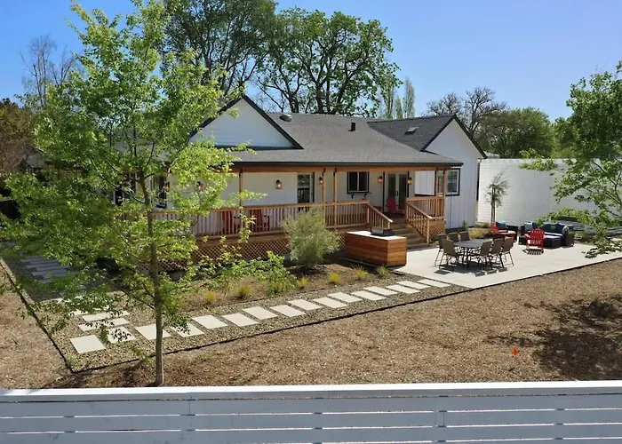 Completely Remodeled Farmhouse With Stunning Views Of Dry Creek Valley