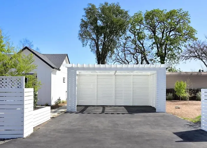 Completely Remodeled Farmhouse With Stunning Views Of Dry Creek Valley