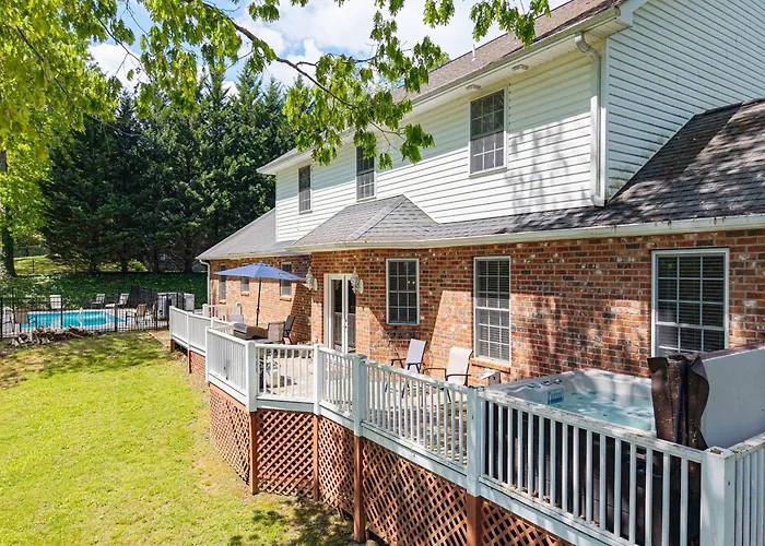 Spacious 7Br Luxury Home | Pool | Hot Tub | Game Room | 15 Minutes To Asheville