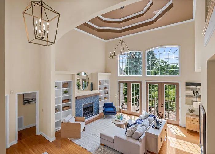 Spacious Luxury Home With Swim Spa, Hot Tub, Movie Room And Fire Pit