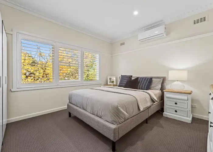 Charming House; Walk To Beach & Shops