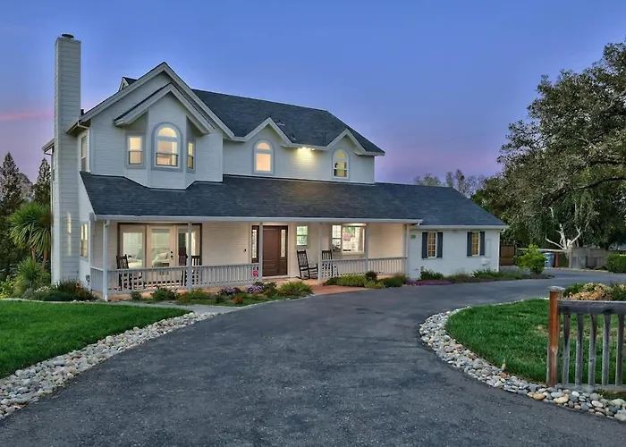 Moore Family Farmhouse - Wine Tastings Included