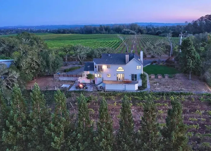 Moore Family Farmhouse - Wine Tastings Included