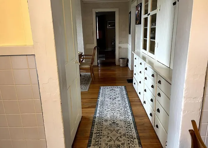 Cute 6-Bedroom Getaway In The Heart Of Littleton